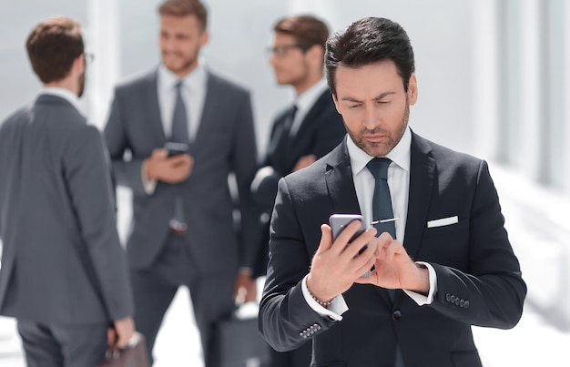 Empresario leyendo texto en smartphonepersonas y tecnología