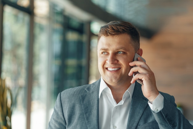 Empresario con llamada telefónica en la oficina