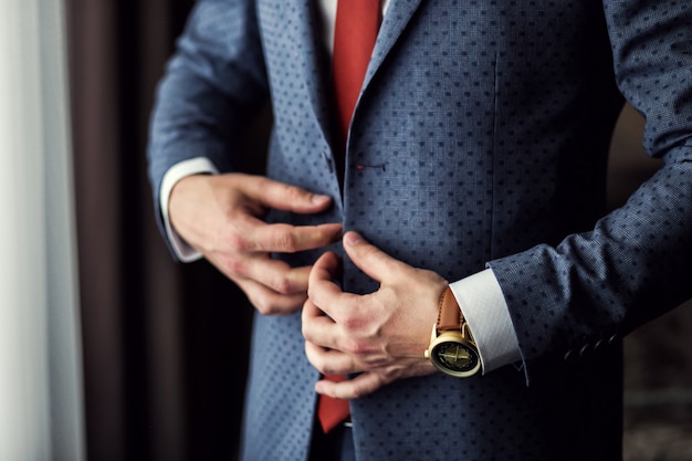 El empresario lleva una chaqueta. Sharp vestido de moda con chaqueta. Hombre elegante con chaqueta azul. Elegante joven guapo con chaqueta