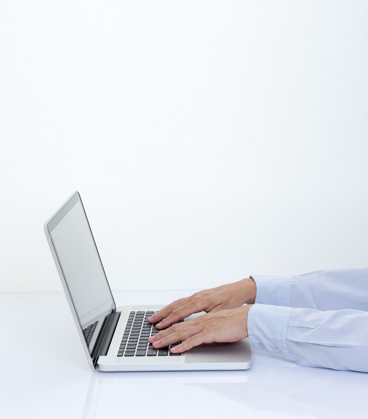 Foto empresario mano escribiendo en la computadora portátil