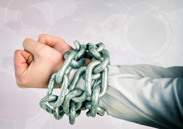Empresario manos atadas con cadenas