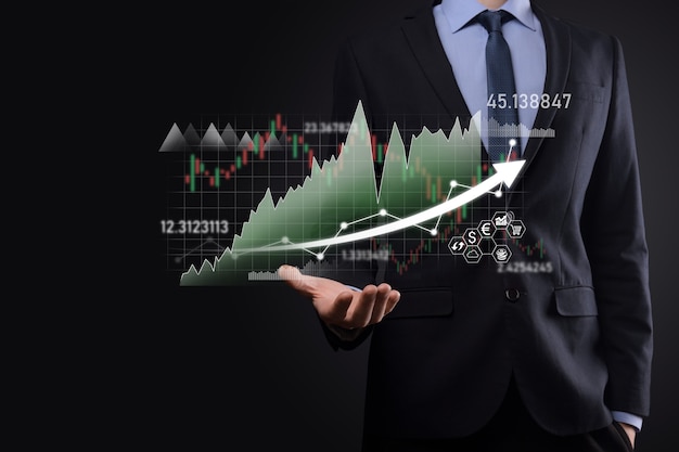 Empresário mantém dados de vendas e gráfico gráfico de crescimento econômico. Planejamento e estratégia de negócios. Analisando a negociação de câmbio. Financeiro e bancário. Marketing digital de tecnologia. Lucro e plano de crescimento.