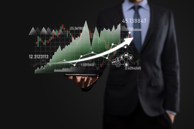 Empresário mantém dados de vendas e gráfico gráfico de crescimento econômico. Planejamento e estratégia de negócios. Analisando a negociação de câmbio. Financeiro e bancário. Marketing digital de tecnologia. Lucro e plano de crescimento.