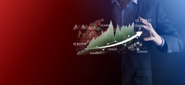 Empresário mantém dados de vendas e gráfico gráfico de crescimento econômico. Planejamento e estratégia de negócios. Analisando a negociação de câmbio. Financeiro e bancário. Marketing digital de tecnologia. Lucro e plano de crescimento.