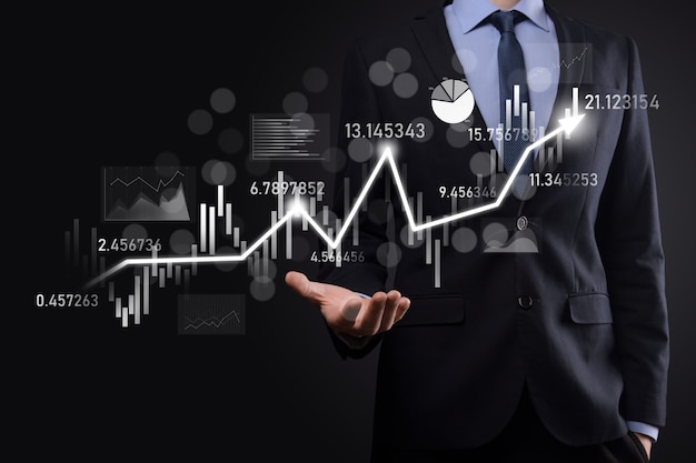 Foto empresário mantém dados de vendas e gráfico gráfico de crescimento econômico. planejamento e estratégia de negócios. analisando a negociação de câmbio. financeiro e bancário. marketing digital de tecnologia. lucro e plano de crescimento.