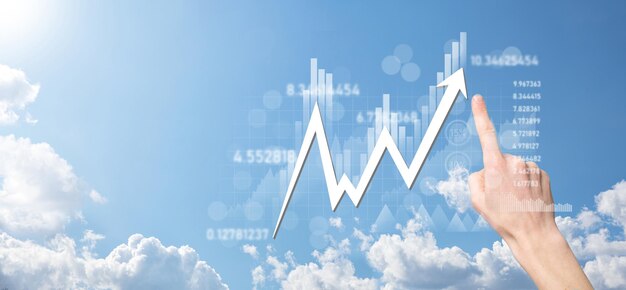 Empresário mantém dados de vendas e gráfico gráfico de crescimento econômico. Planejamento e estratégia de negócios. Analisando a negociação de câmbio. Financeiro e bancário. Marketing digital de tecnologia. Lucro e plano de crescimento.