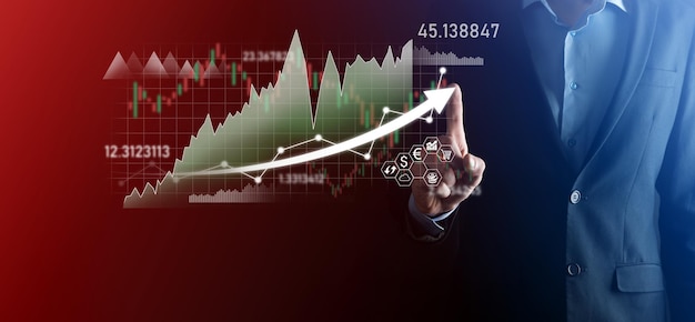 Empresário mantém dados de vendas e gráfico gráfico de crescimento econômico. Planejamento e estratégia de negócios. Analisando a negociação de câmbio. Financeiro e bancário. Marketing digital de tecnologia. Lucro e plano de crescimento.