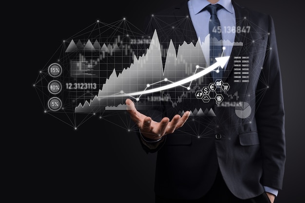 Empresário mantém dados de vendas e gráfico gráfico de crescimento econômico. Planejamento e estratégia de negócios. Analisando a negociação de câmbio. Financeiro e bancário. Marketing digital de tecnologia. Lucro e plano de crescimento.