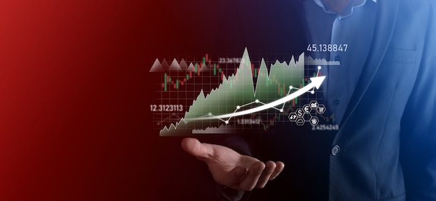 Empresário mantém dados de vendas e gráfico gráfico de crescimento econômico. Planejamento e estratégia de negócios. Analisando a negociação de câmbio. Financeiro e bancário. Marketing digital de tecnologia. Lucro e plano de crescimento.