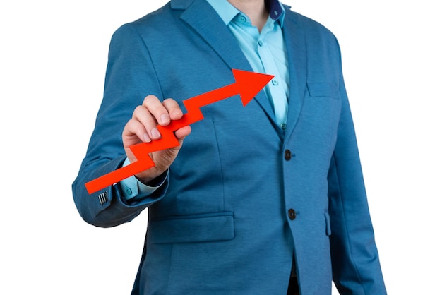 Empresário mantém um gráfico de seta vermelha apontando para cima