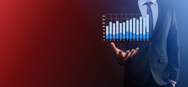 El empresario mantenga el dibujo en el gráfico de crecimiento de la pantalla, la flecha del icono de crecimiento positivo. Apuntando al gráfico de negocios creativos con flechas hacia arriba. Concepto de crecimiento empresarial financiero.