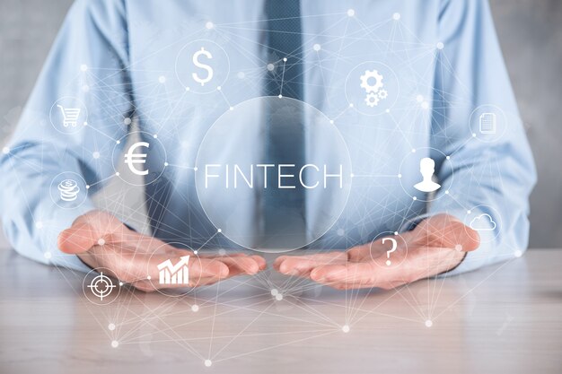 Empresario mantenga Fintech - concepto de tecnología financiera. Pago de banca de inversión empresarial. Inversión en criptomonedas y dinero digital. Concepto de negocio en pantalla virtual.