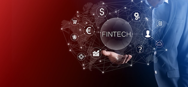 Empresario mantenga Fintech - concepto de tecnología financiera. Pago de banca de inversión empresarial. Inversión en criptomonedas y dinero digital. Concepto de negocio en pantalla virtual.