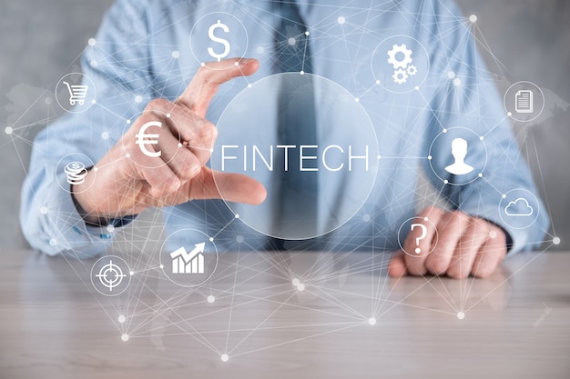 Empresario mantenga Fintech - concepto de tecnología financiera. Pago de banca de inversión empresarial. Inversión en criptomonedas y dinero digital. Concepto de negocio en pantalla virtual.