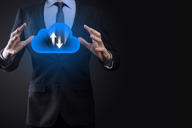 Empresario mantenga el icono de la nube Concepto de computación en la nube: conecte el teléfono inteligente a la nube Tecnólogo de información de redes informáticas con teléfono inteligente. Concepto de datos grandes.