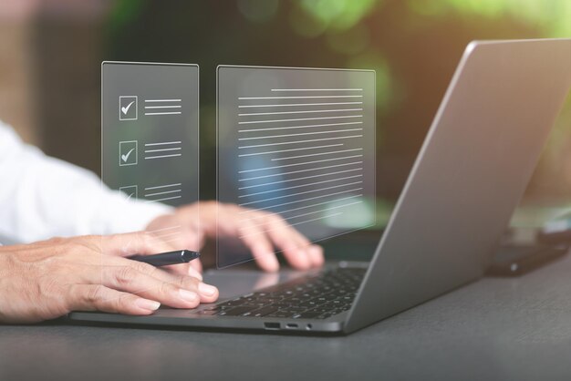 Empresario marca y comprueba documentos en línea a través de portátil Concepto de reglas reglas y po