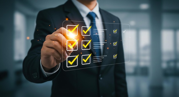 Empresario marcando las tareas completadas en una lista de control virtual objetivos de gestión de proyectos de productividad