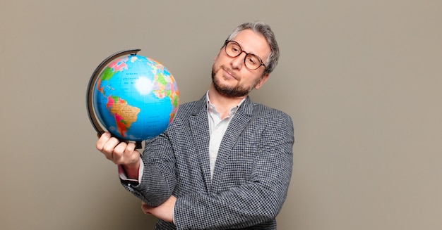 Empresario de mediana edad con un mapa del mundo