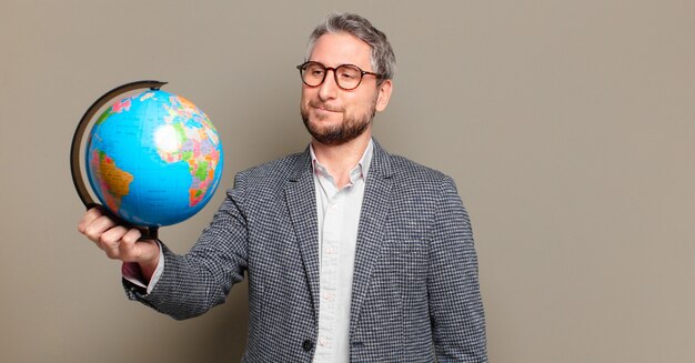 Empresario de mediana edad con un mapa del mundo