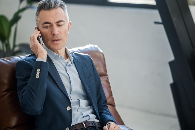 Empresario de mediana edad en la oficina que parece confiado