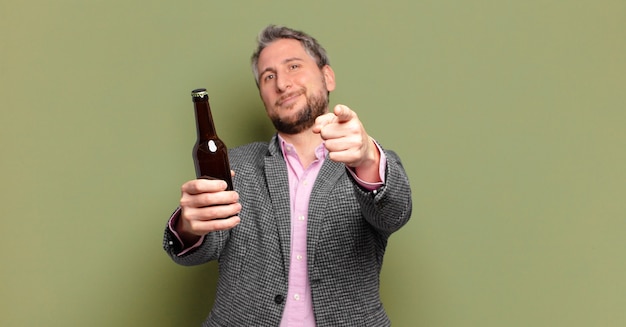 Foto empresario de mediana edad tomando una cerveza