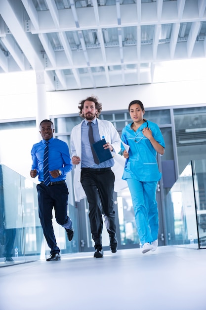 Foto empresário, médico e enfermeiro no corredor do hospital