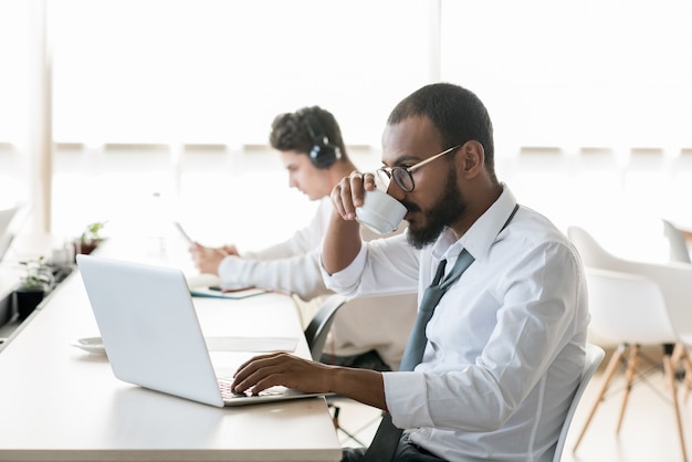 Empresario del Medio Oriente trabajando