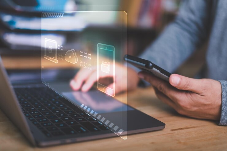 Foto empresario migra el sistema de archivos, la red y el almacenamiento en internet y la transferencia de datos con