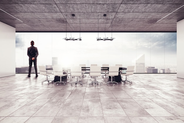 El empresario mira la vista desde la sala de reuniones