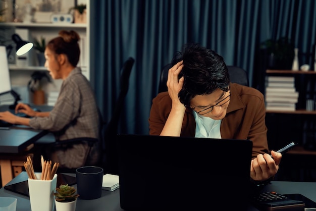 Empresario mirando un archivo de documentos mientras su compañero de trabajo negocia acciones Infobahn