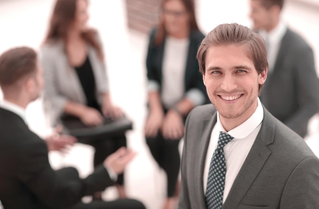 Empresario mirando a la cámara con una sonrisa