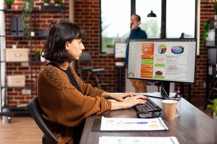 Foto empresario mirando la pantalla de la computadora analizando gráficos de marketing digital trabajando en la estrategia de gestión en la oficina de inicio. gerente ejecutivo planificación de reuniones de negocios buscando solución de empresa