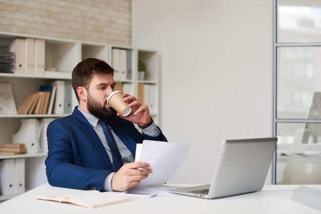 Empresário moderno bebendo café no escritório