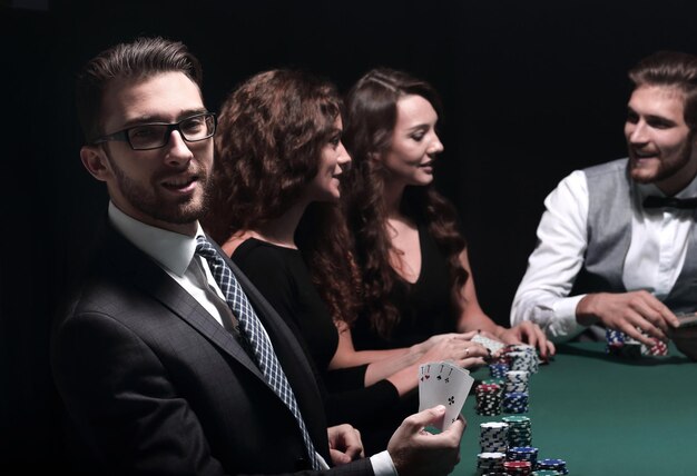 Empresário moderno jogando poker