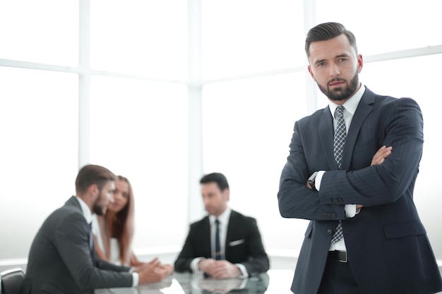 Empresario moderno de pie en una foto de oficina brillante con espacio de copia