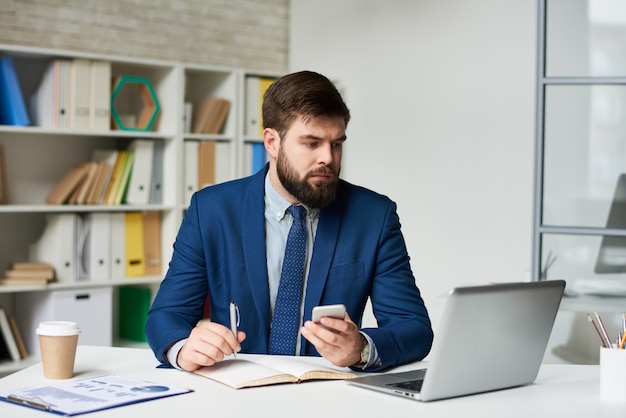 Empresário moderno trabalhando no escritório