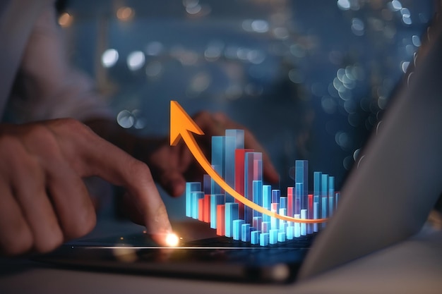 Empresario con monedas y un gráfico o gráfico ascendente de las finanzas en una pantalla virtual para un negocio