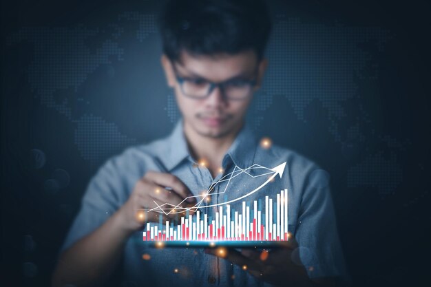 Empresário mostra gráfico de ações mostrando sinal de estoque crescente com indicador gráfico Taxa de juros financeira