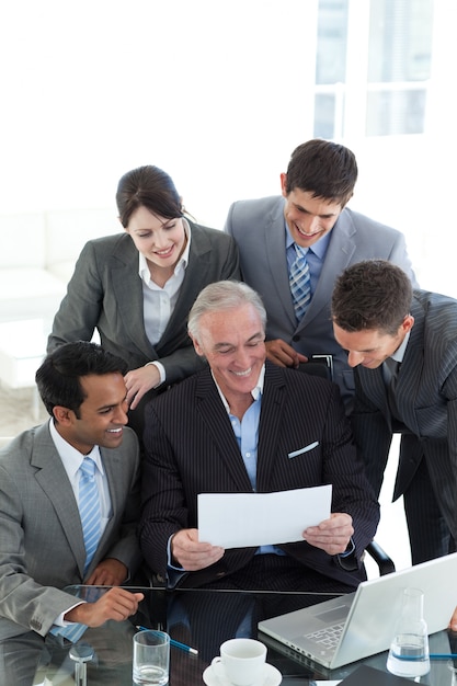 Empresario mostrando un contrato a su equipo