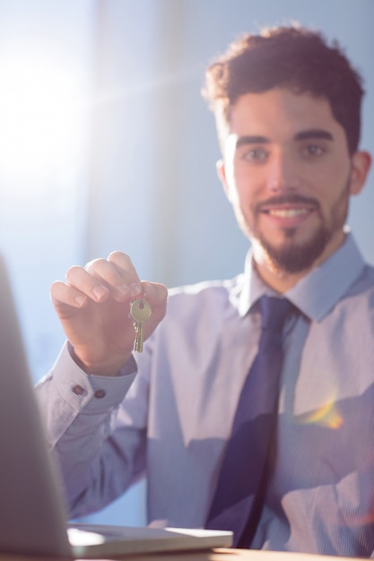 Empresario mostrando una llave