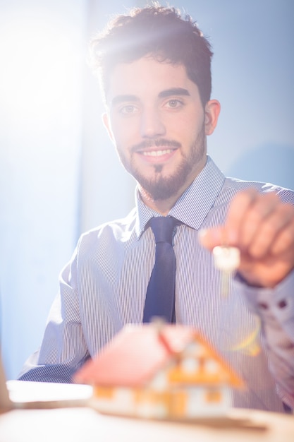 Empresario mostrando una llave