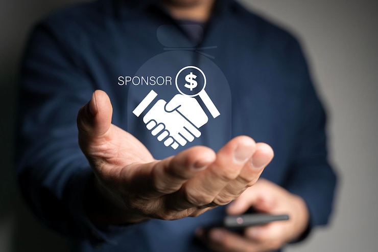 Foto empresário mostrando o ícone do patrocinador na tela virtual conceito de patrocínio