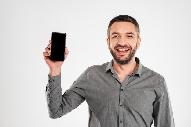 Empresario mostrando pantalla de teléfono móvil