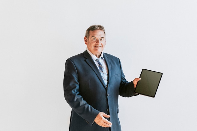 Empresário mostrando papel de parede de celular de tablet digital