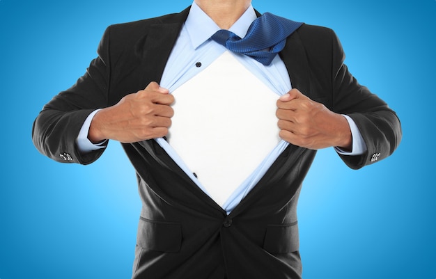 Empresario mostrando un traje de superhéroe