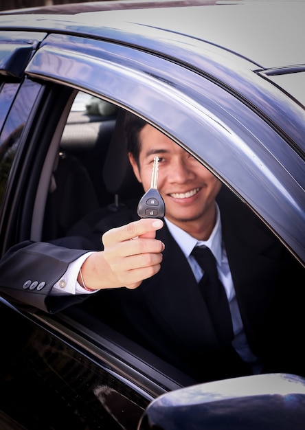 Empresário, mostrando uma chave do carro