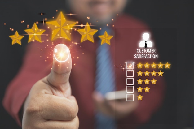 Empresario muestra el pulgar de la mano se eleva con cinco estrellas amarillas virtuales Evaluación de la satisfacción del cliente y el servicio Concepto de evaluación de productos y servicios