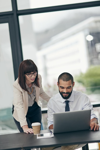 Empresario mujer o portátil en la oficina para obtener ayuda, comentarios o consejos con software de contabilidad innovador La gente habla o sonríe en la computadora para la investigación de gestión financiera o la revisión del presupuesto en la empresa