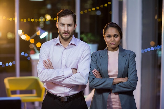 Empresario y mujer de pie en la oficina