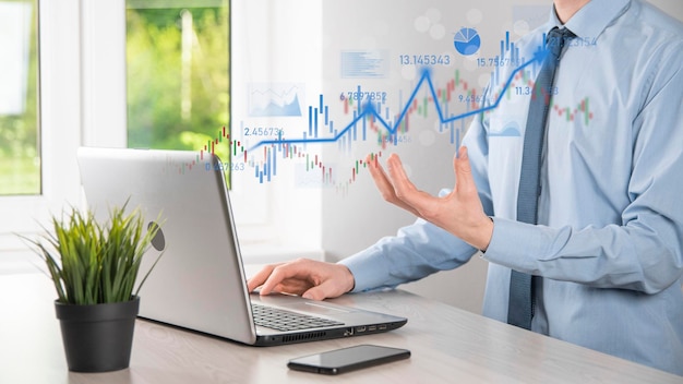 Empresário na mão segure o gráfico de finanças de negócios bancários e invista no ponto de investimento do mercado de açõescrescimento econômico e análise de conceito do investidor gráfico de mercado de ações virtual por tecnologia de uso